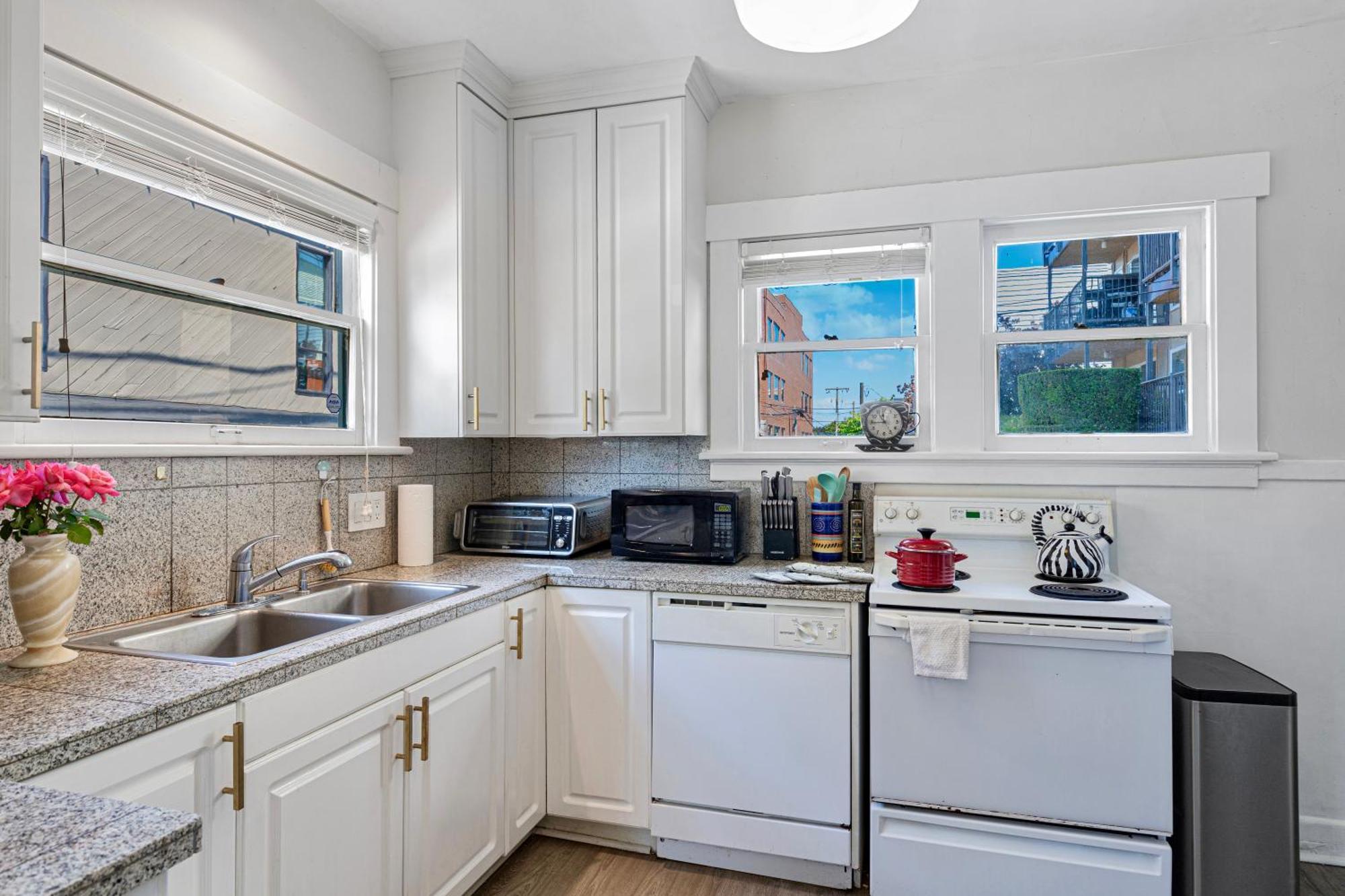 Vintage 3 Bedroom Home In Prime Eastlake Seattle With Private Parking Экстерьер фото
