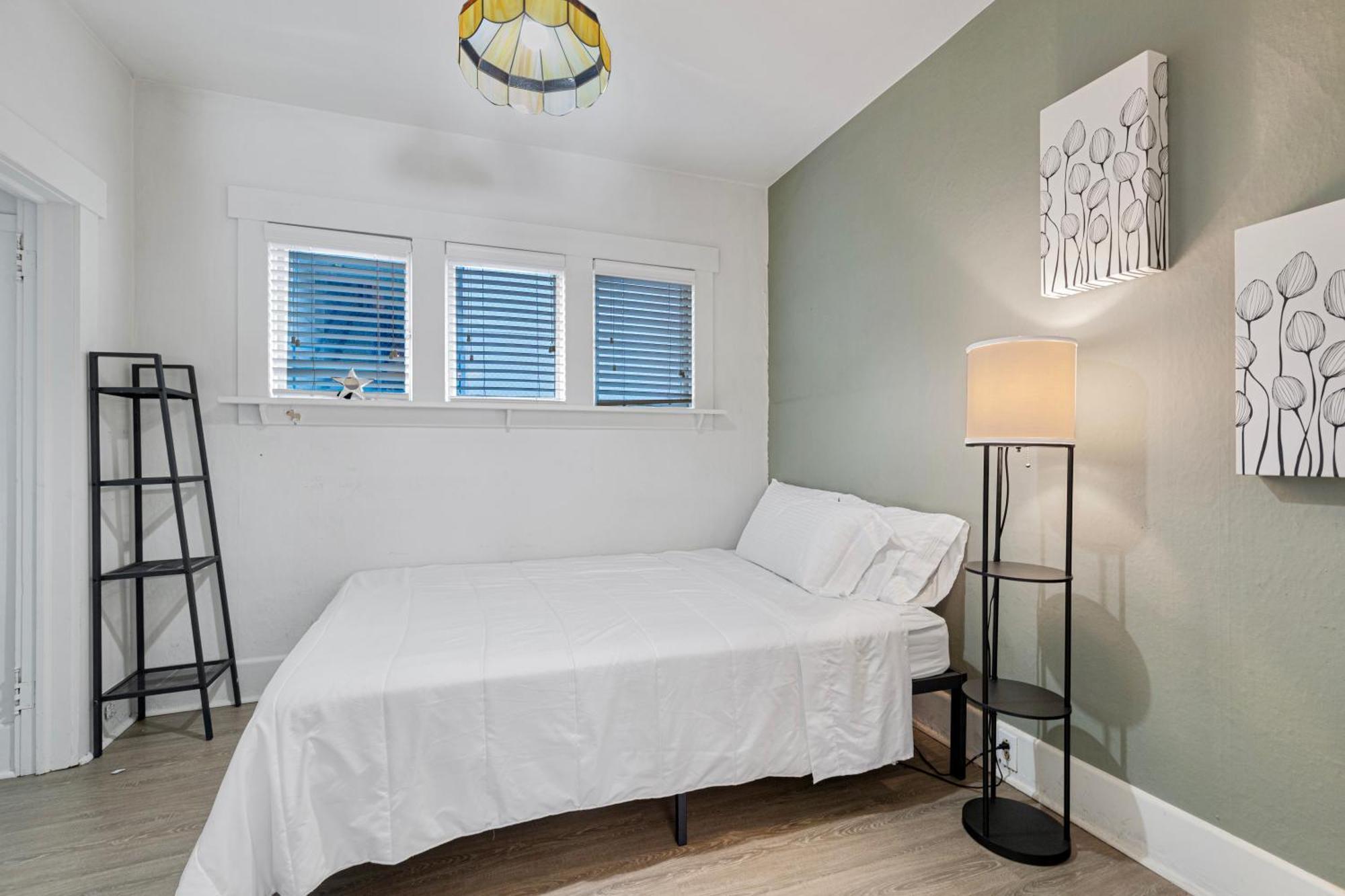 Vintage 3 Bedroom Home In Prime Eastlake Seattle With Private Parking Экстерьер фото