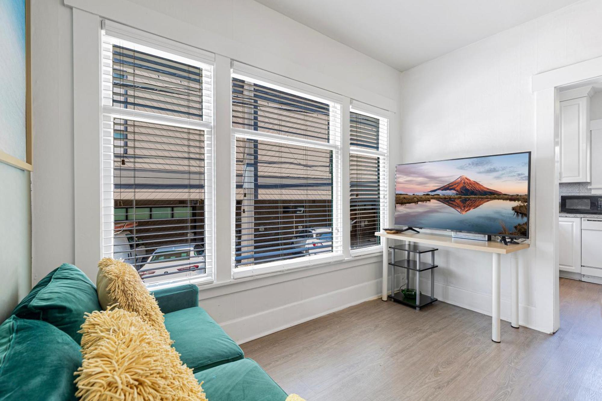 Vintage 3 Bedroom Home In Prime Eastlake Seattle With Private Parking Экстерьер фото